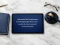Tablette affichant "Indemnité de licenciement économique plus de 55 ans : modèle de calcul commenté + grille téléchargeable". Un marteau de juge et des lunettes sont à côté.