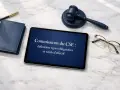 Tablette affichant "Commissions du CSE : définition, types obligatoires et seuils d'effectif", près d'un carnet, d'un stylo, d'un maillet et de lunettes.