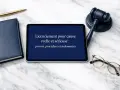 Tablette affichant "Licenciement pour cause réelle et sérieuse : préavis, procédure et indemnités", avec un marteau de juge, un carnet et un stylo.