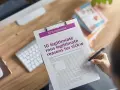 Une personne examine un document intitulé "10 raisons légitimes pour un arrêt de travail". Le document est sur un presse-papiers, avec un clavier et une souris à proximité.
