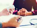 Un médecin donne des médicaments à un patient lors d'une visite de reprise obligatoire.