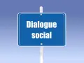 Panneau bleu indiquant "Dialogue social". Un résumé de la loi Rebsamen, axé sur le dialogue social.