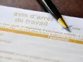 Un stylo sur un avis d'arrêt de travail. Mon employeur refuse mon aménagement de poste, je suis désemparé.