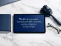 Modèle de convocation à entretien préalable à sanction : mentions obligatoires et mode d'emploi sur une tablette, avec un livre bleu, des lunettes et un maillet de juge.
