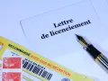 Une lettre de licenciement est posée sur un bureau avec un stylo plume. Que faire maintenant ?