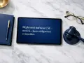 Sur une table en marbre, un règlement intérieur CSE est affiché sur une tablette. Un maillet de juge, des lunettes et un carnet bleu avec un stylo sont disposés autour. Le délai convocation cse 3 jours ouvrables est un point clé.