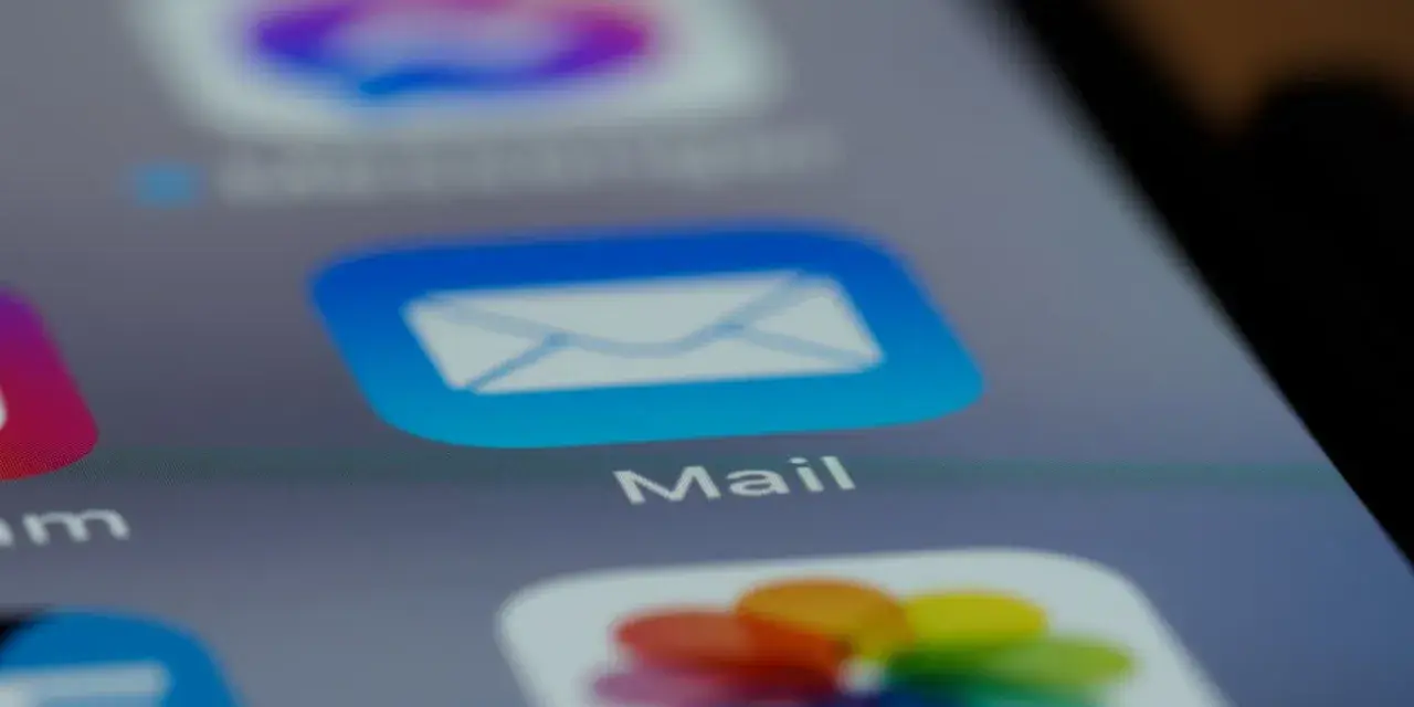 Icône Mail sur un smartphone. Idéal pour trouver un modèle lettre employeur pour reprise de travail.