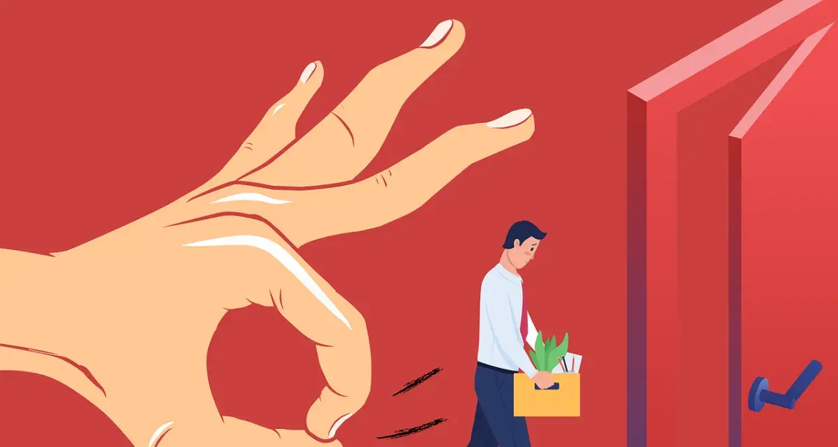 Un homme quitte son bureau, portant une boîte avec ses affaires. Une main géante le pousse dehors, symbolisant un licenciement pour refus de modification du contrat de travail.