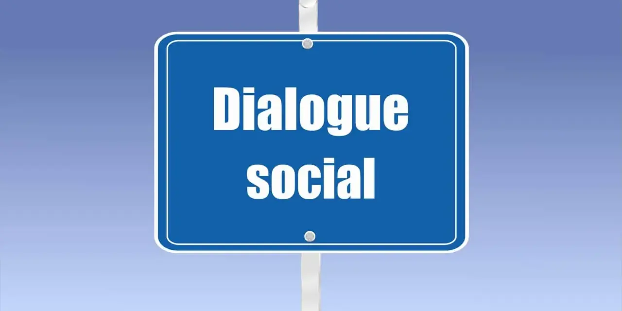 Panneau bleu indiquant "Dialogue social". Un résumé de la loi Rebsamen, axé sur le dialogue social.