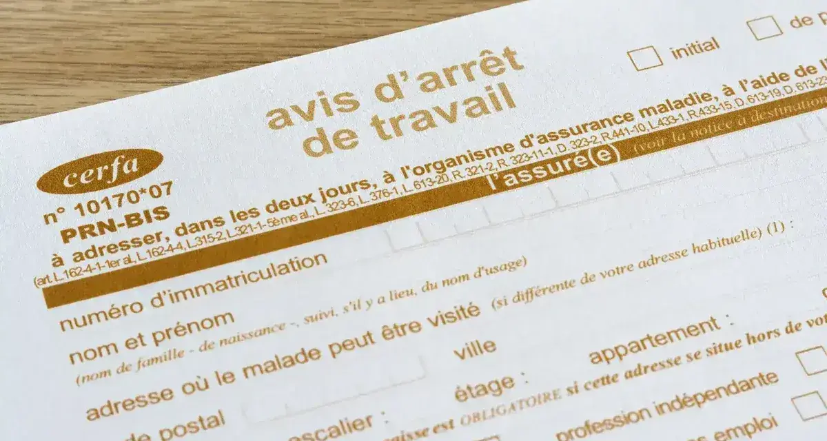 Avis d'arrêt de travail. La question "le médecin conseil peut-il m'obliger à reprendre le travail ?" est au cœur de ce document administratif.