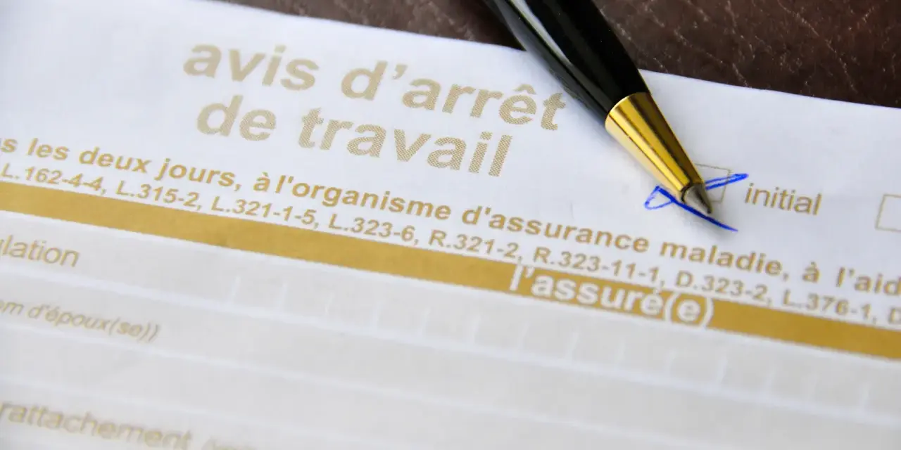 Un stylo sur un avis d'arrêt de travail, un document officiel pour justifier une absence.