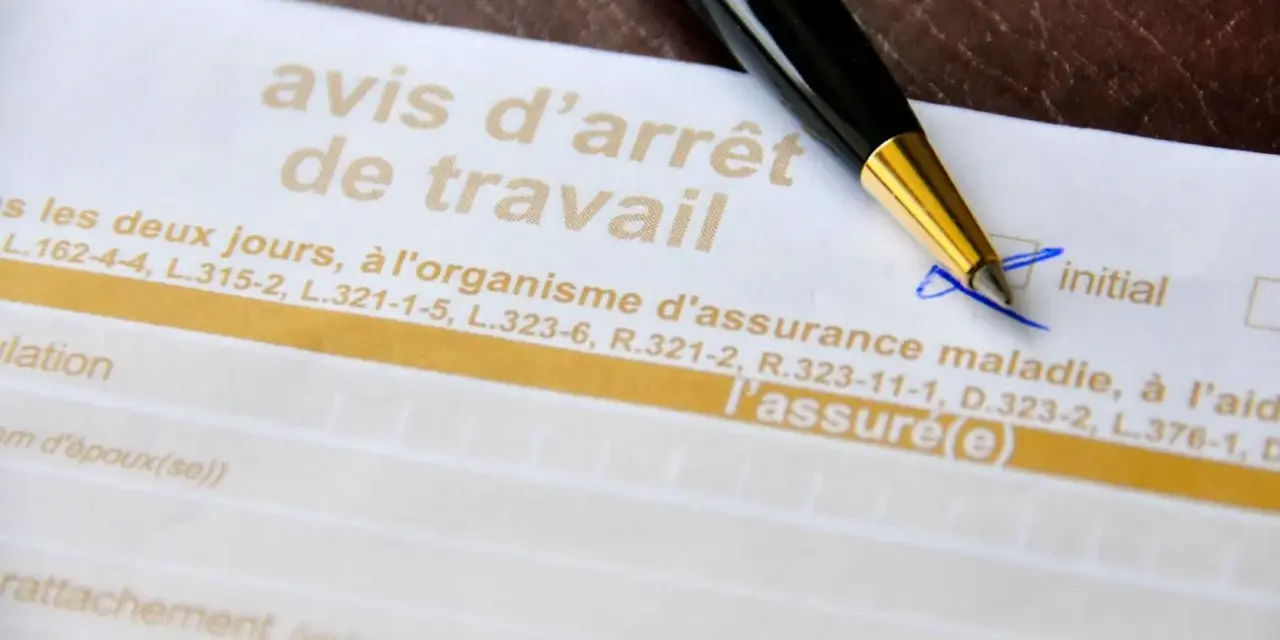 Un stylo sur un avis d'arrêt de travail. Mon employeur refuse mon aménagement de poste, je suis désemparé.