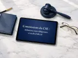 Tablette affichant "Commissions du CSE : définition, types obligatoires et seuils d'effectif", près d'un carnet, d'un stylo, d'un maillet et de lunettes.