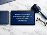 Modèle de convocation à entretien préalable à sanction : mentions obligatoires et mode d'emploi sur une tablette, avec un livre bleu, des lunettes et un maillet de juge.