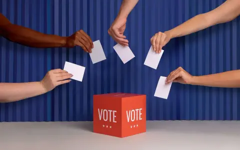 Plusieurs mains déposent des bulletins dans une urne rouge "VOTE". Le nombre de mandats CSE est en jeu.