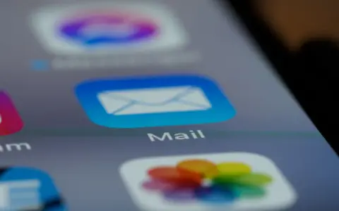 Icône Mail sur un smartphone. Idéal pour trouver un modèle lettre employeur pour reprise de travail.