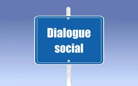 Panneau bleu indiquant "Dialogue social". Un résumé de la loi Rebsamen, axé sur le dialogue social.