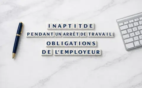 Inaptitude pendant arrêt de travail : obligations de l'employeur. Stylo et clavier sur fond marbre.
