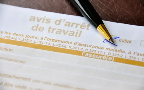 Un stylo sur un avis d'arrêt de travail. Mon employeur refuse mon aménagement de poste, je suis désemparé.