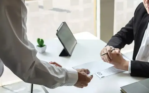 Un employé remet une lettre à son supérieur. Une étape importante pour savoir comment démissionner d'un CSE.