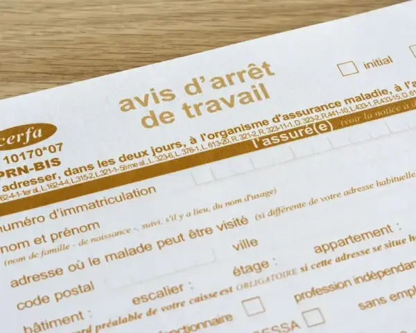 Avis d'arrêt de travail. La question "le médecin conseil peut-il m'obliger à reprendre le travail ?" est au cœur de ce document administratif.