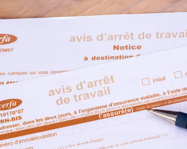 Avis d'arrêt de travail Cerfa. Le document indique une prolongation possible après un arrêt maladie, avec une mention pour un retour le lundi.