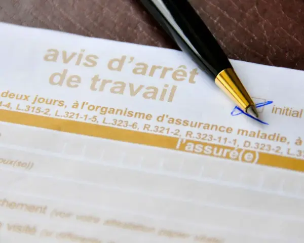Un stylo sur un avis d'arrêt de travail. Mon employeur refuse mon aménagement de poste, je suis désemparé.