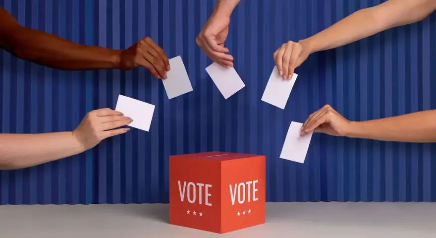 Plusieurs mains déposent des bulletins dans une urne rouge "VOTE". Le nombre de mandats CSE est en jeu.