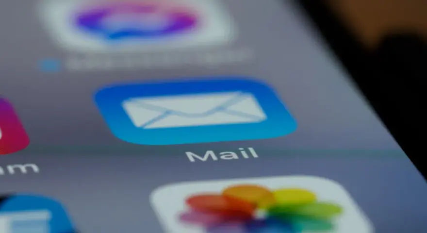 Icône Mail sur un smartphone. Idéal pour trouver un modèle lettre employeur pour reprise de travail.