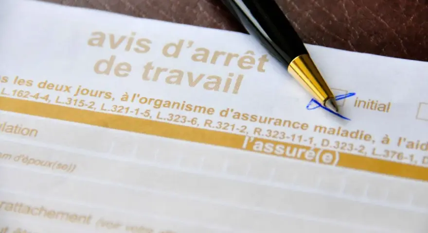 Un stylo sur un avis d'arrêt de travail, prêt pour un rendez-vous de liaison question réponse.