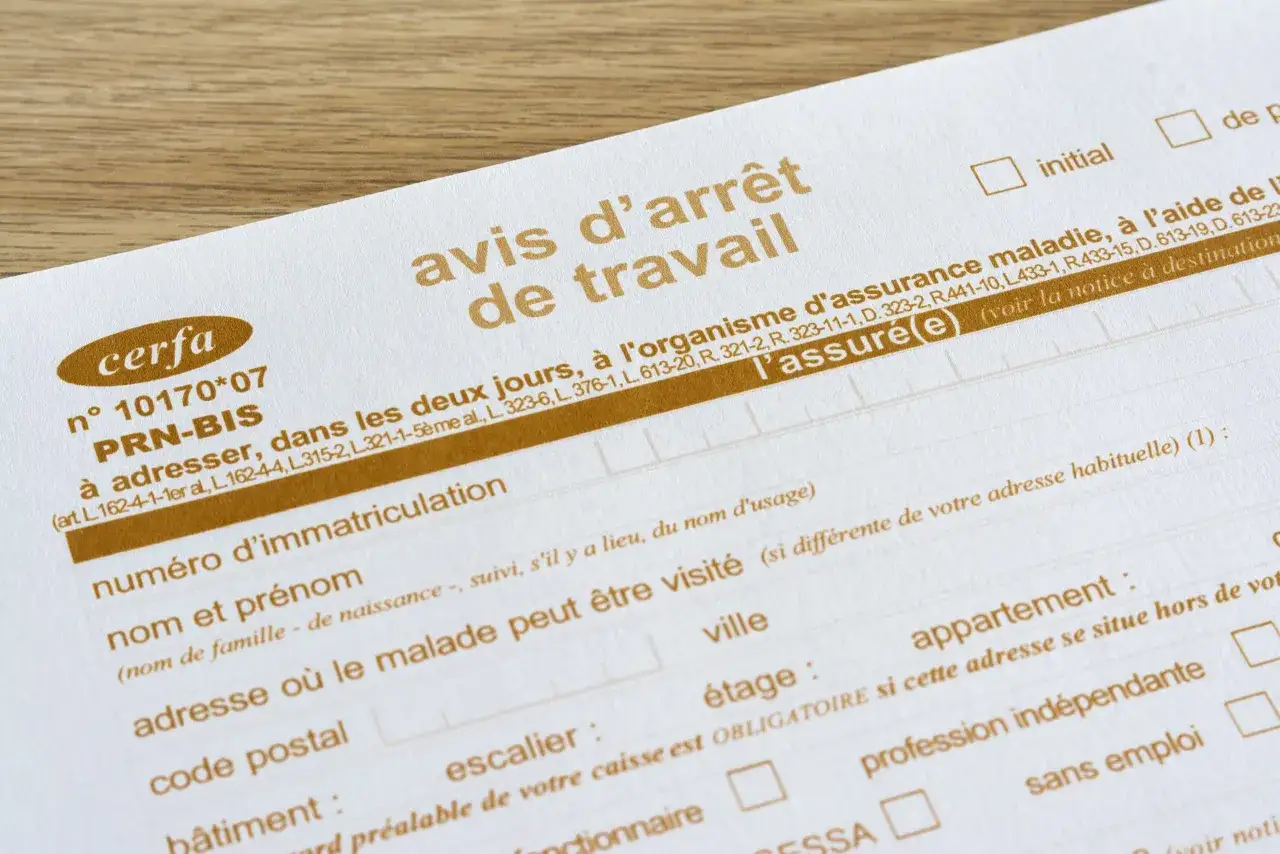 Avis d'arrêt de travail Cerfa. Ce document est utilisé pour déclarer une absence pour maladie, et concerne la cotisation CP en arrêt maladie.