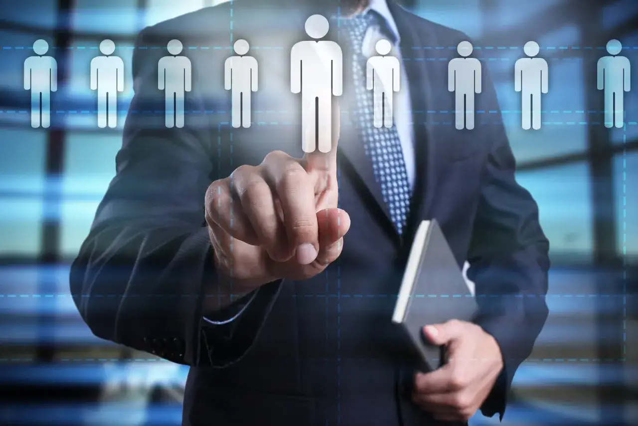 Un homme en costume sélectionne un candidat pour une offre de contrat de travail.