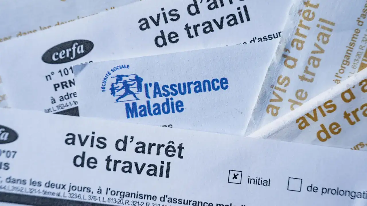 Plusieurs documents administratifs français, dont des avis d'arrêt de travail, sont superposés. Le motif arret de travail est clairement visible sur plusieurs d'entre eux.