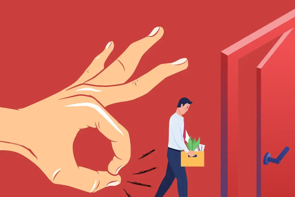 Un homme quitte son bureau avec une boîte, sous le regard d'une main géante. Illustration d'un licenciement pour refus de modification du contrat de travail.