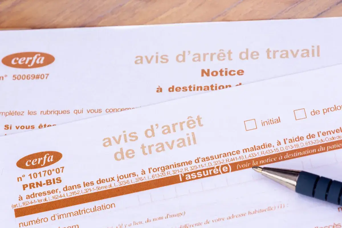 Avis d'arrêt de travail Cerfa. Le document indique une prolongation de l'arrêt maladie jusqu'au vendredi, avec une reprise prévue le lundi.