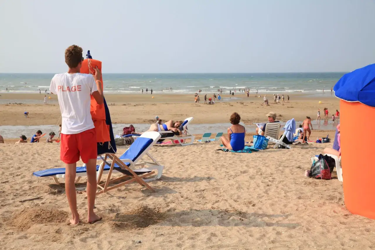 Un jeune homme de 14 ans, portant un t-shirt