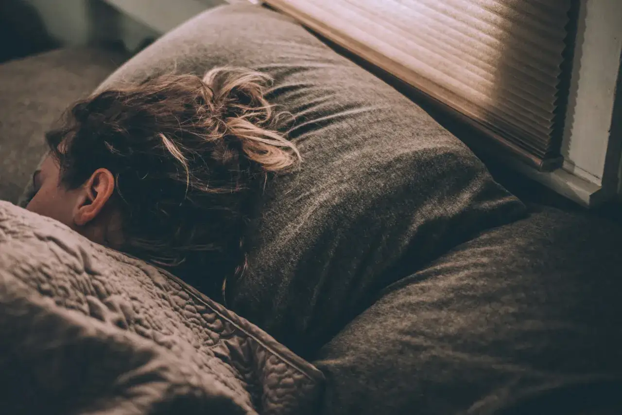 Une personne dort, peut-&ecirc;tre suite &agrave; un licenciement pour absence injustifi&eacute;e, se demandant si elle a droit au ch&ocirc;mage.